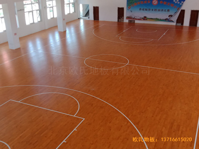 山東菏澤第六實(shí)驗(yàn)小學(xué)籃球館體育木地板鋪設(shè)案例5