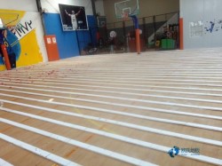 懸浮運動籃球木地板施工隊